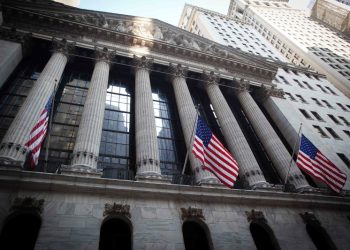 What is the 2025 outlook for the global economy?